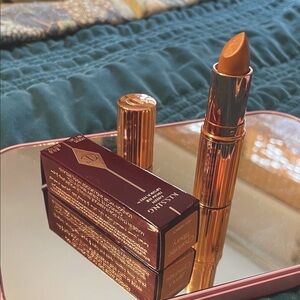Charlotte Tilbury K.I.S.S.I.N.G Lipstick in shade Yes Honey